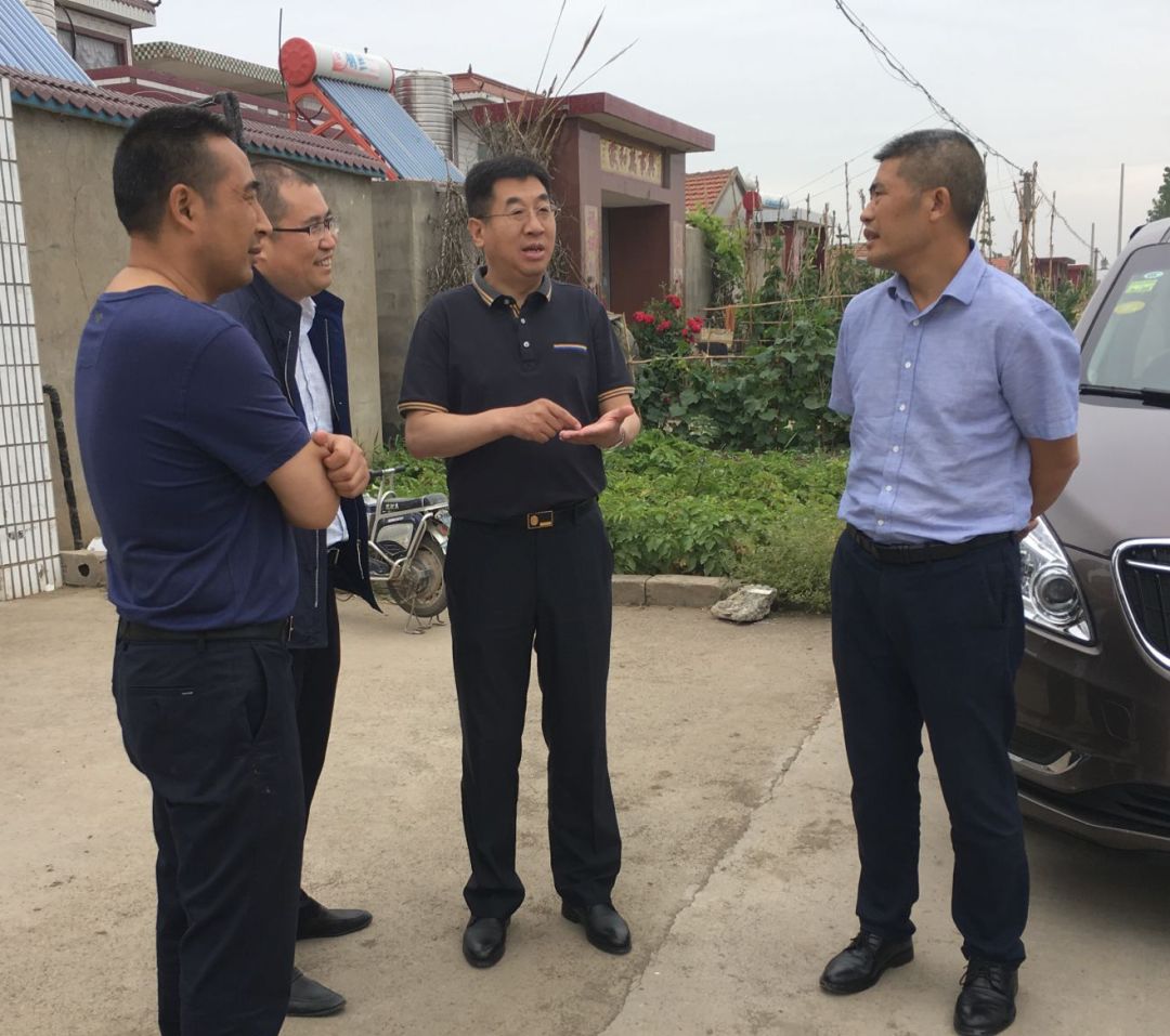 5月30日,市局党组成员,副局长朱恒山带领市土地整理中心到我县检查在