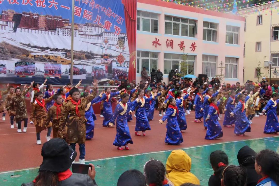 今天上午,若尔盖县达扎寺小学和民族完全寄宿制小学校园内欢声笑语