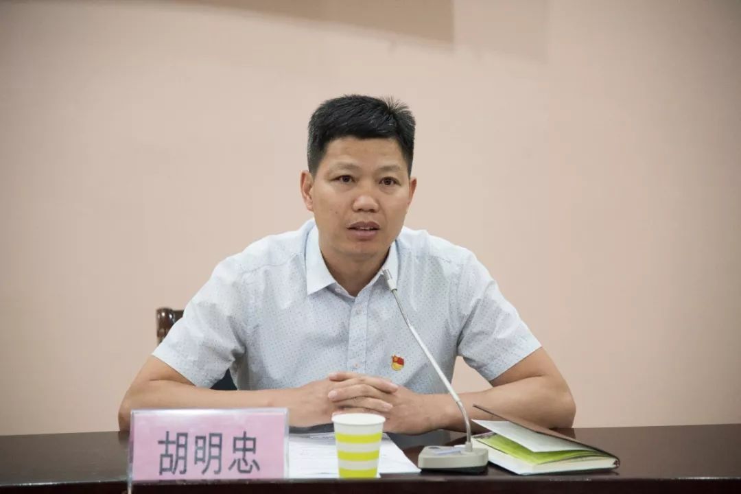 胡书记讲话会议伊始,院党委副书记胡明忠介绍了出席此