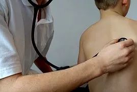                     孩子一咳嗽就马上送医院？小心“过度医疗”孩子反受伤！