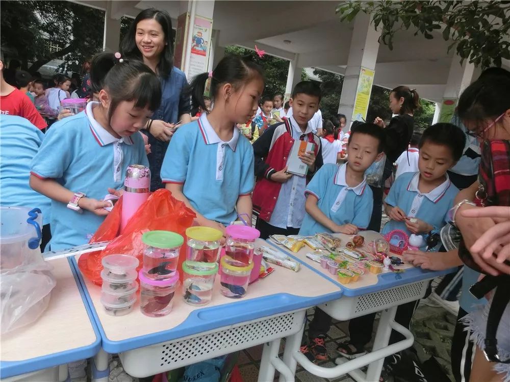 小小商品交易会 爱心义卖情满园——桂林市穿山小学举办"爱心公益