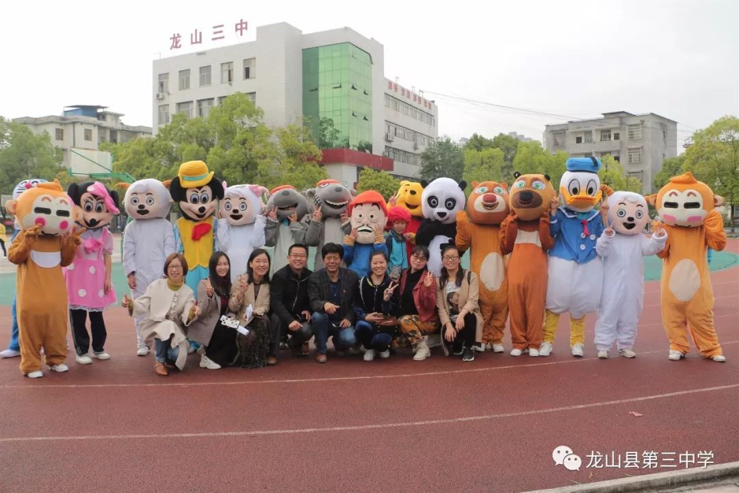 龙山首届校园文化艺体节剪影,4000余名师生首次齐唱校歌