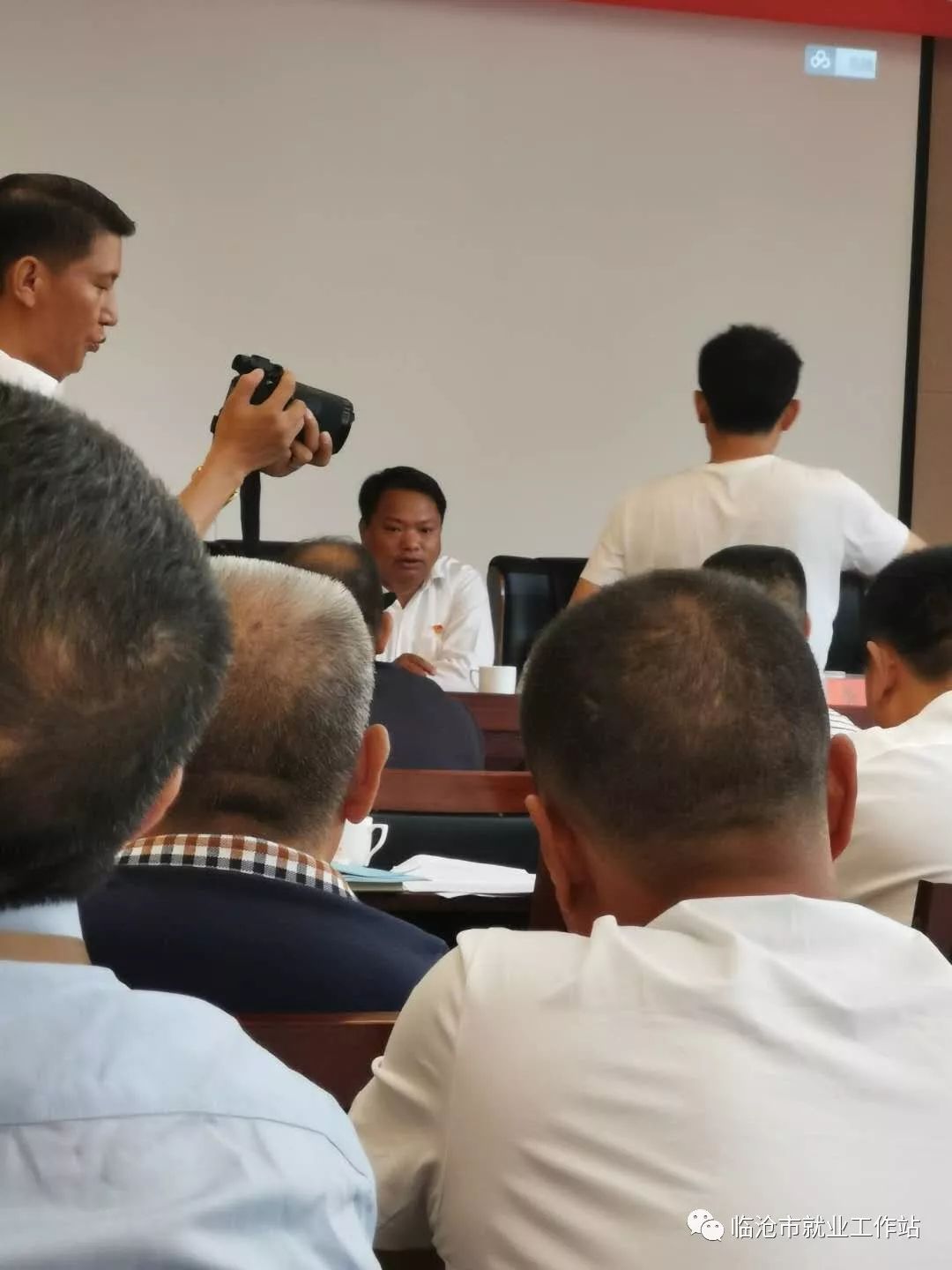大寨商会顾问李镁同志讲话新当选大寨商会会长李绍连同志作表态发言