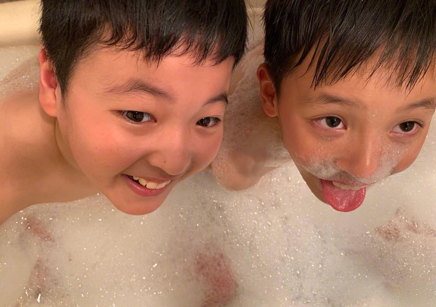 马景涛晒儿子洗澡逗趣照 兄弟俩吐舌扮萌像妈妈