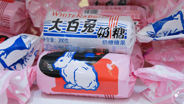 好像回到了小辰光呦 各种型号和包装的大白兔奶糖啦 看到奶糖总能想起