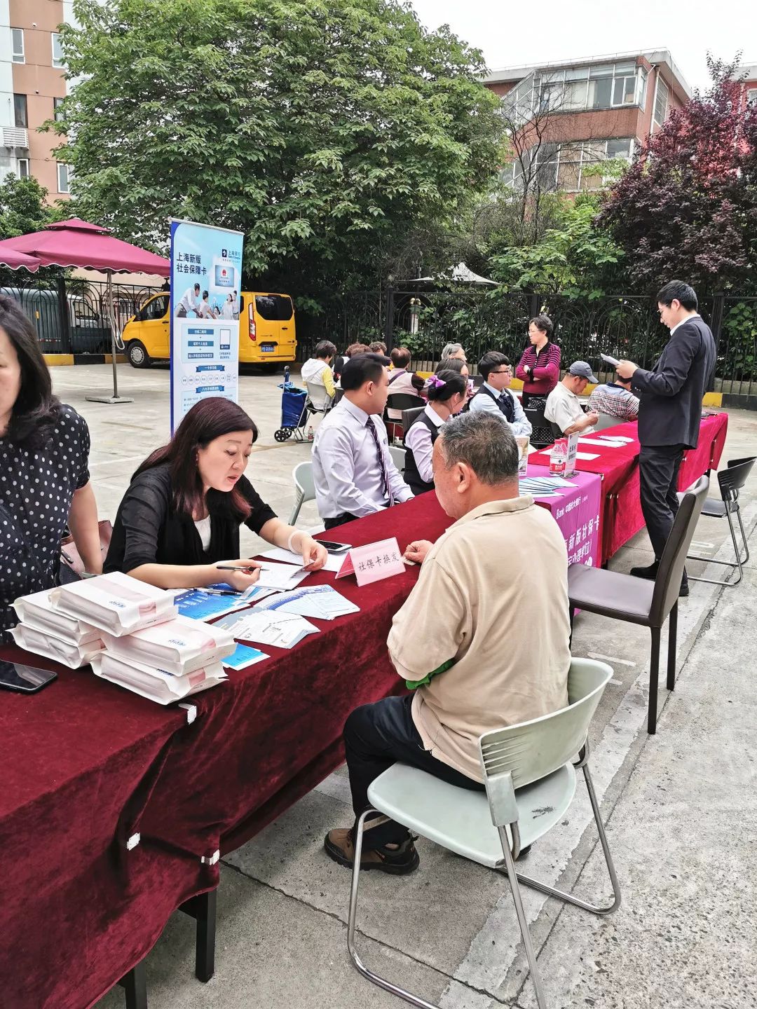 困难人口生活物资发放_人口老龄化图片(3)