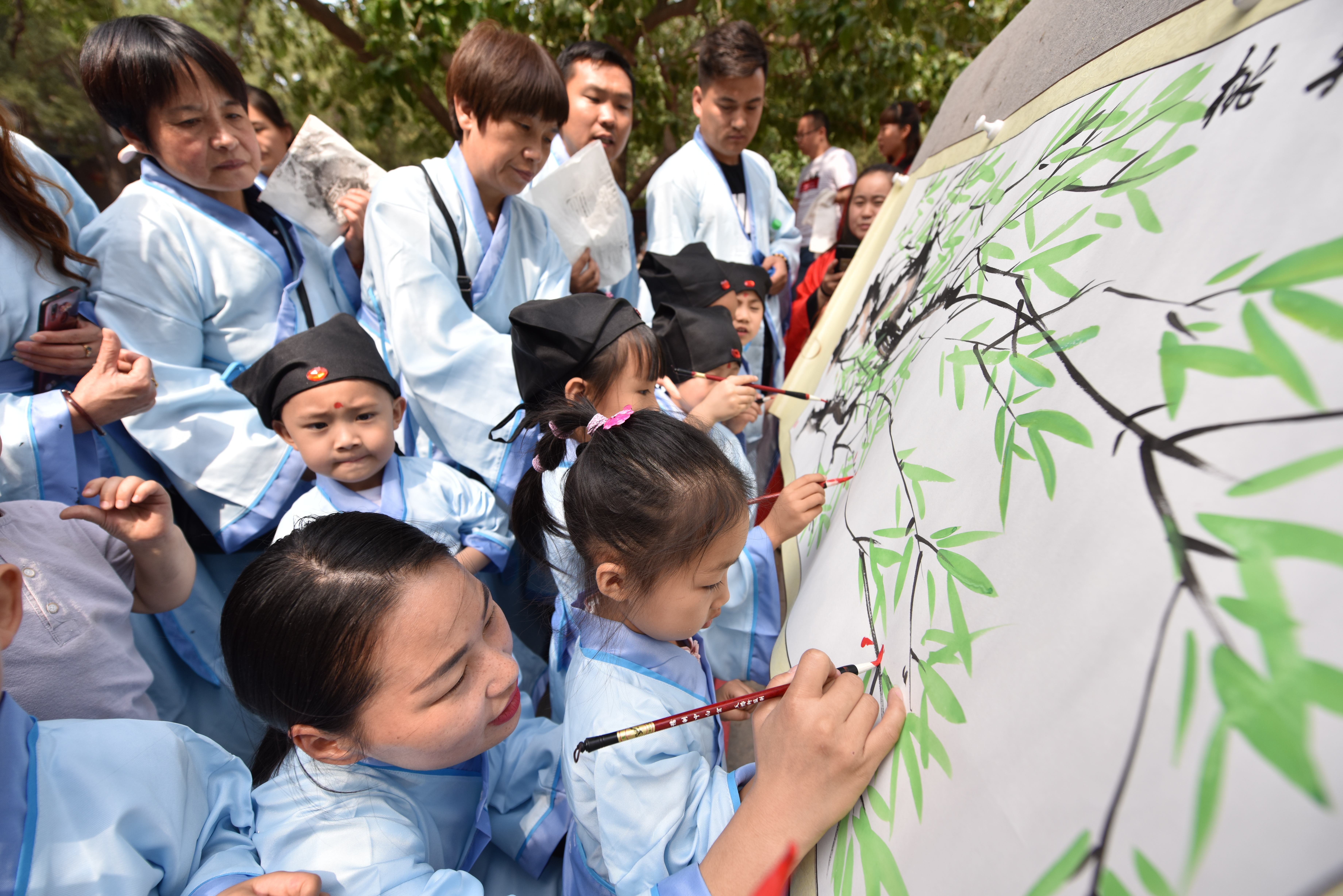 6月1日,学童在研学活动现场作画.