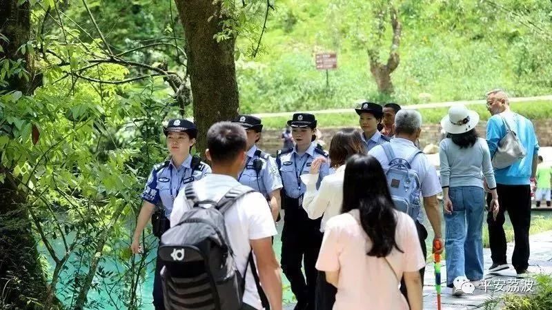 快速接处警,案件调查,接受游客咨询求助工作中,荔波旅游警察女子中队