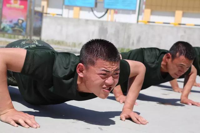 炎炎夏日,兵哥哥的训练场更"火热"