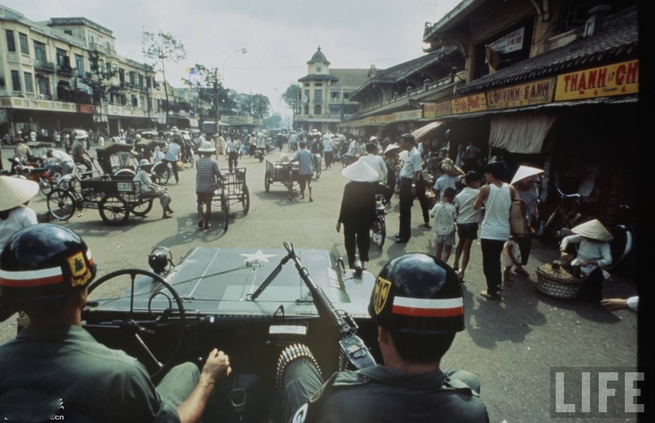 1970年代战争阴影下的南越西贡 繁华闹市军车架着机关枪驶过