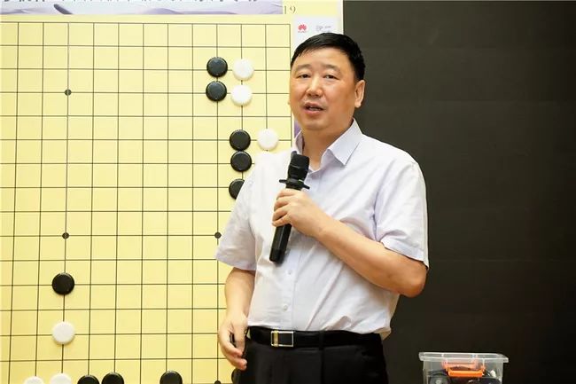 俞斌九段王香如初段大盘讲解现场俞斌多面打指导棋俞斌与棋迷下指导棋