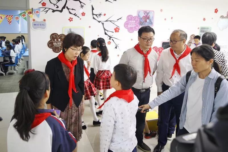 区委副书记区长陈嵘六一节前走访苏州香雪海小学