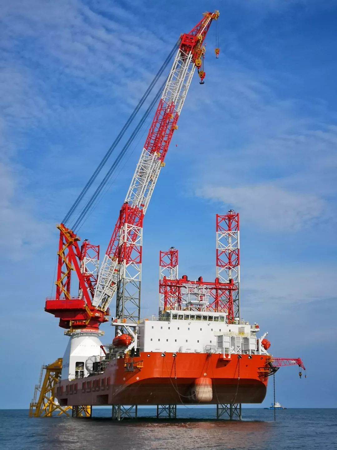 出海去阳江南鹏岛海域看国内最先进的起重船