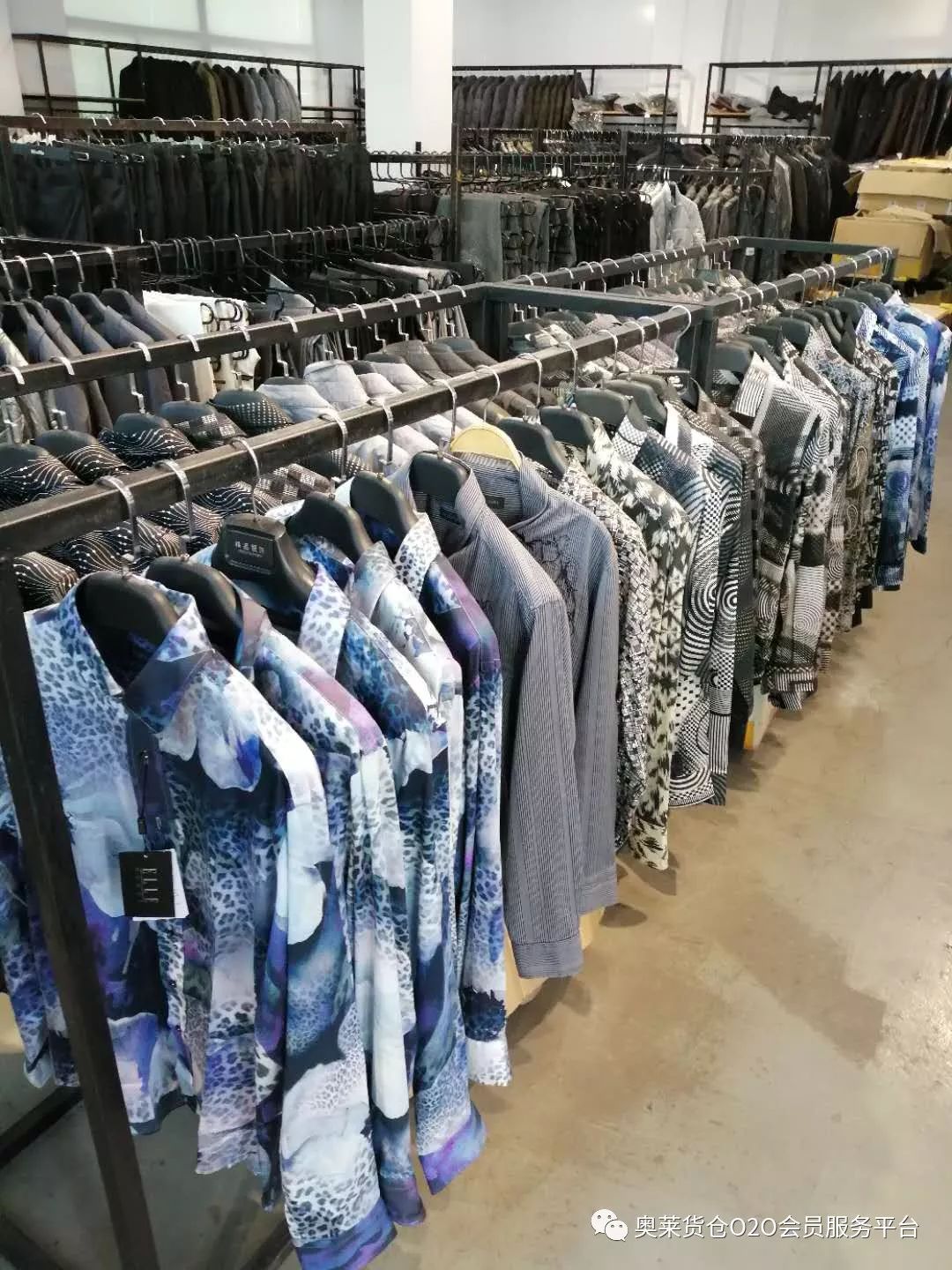 上千元的衣服1折起!花桥镇这家服装仓库要搬迁了.