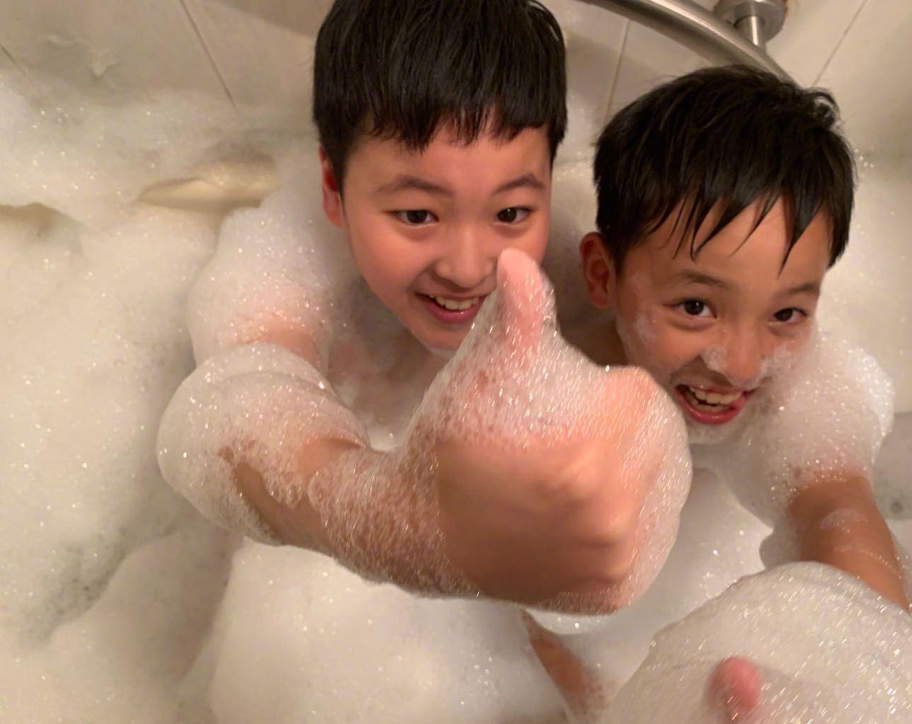 马景涛晒儿子洗澡逗趣照 兄弟俩吐舌扮萌像妈妈