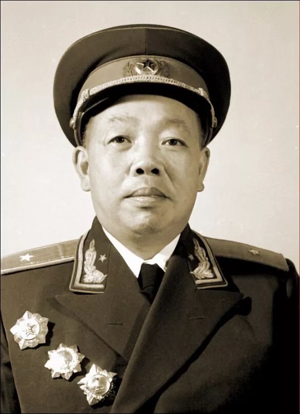 开国少将被开除党籍,还被送去放马,毛主席说:"吃了很多苦,为什么还图片
