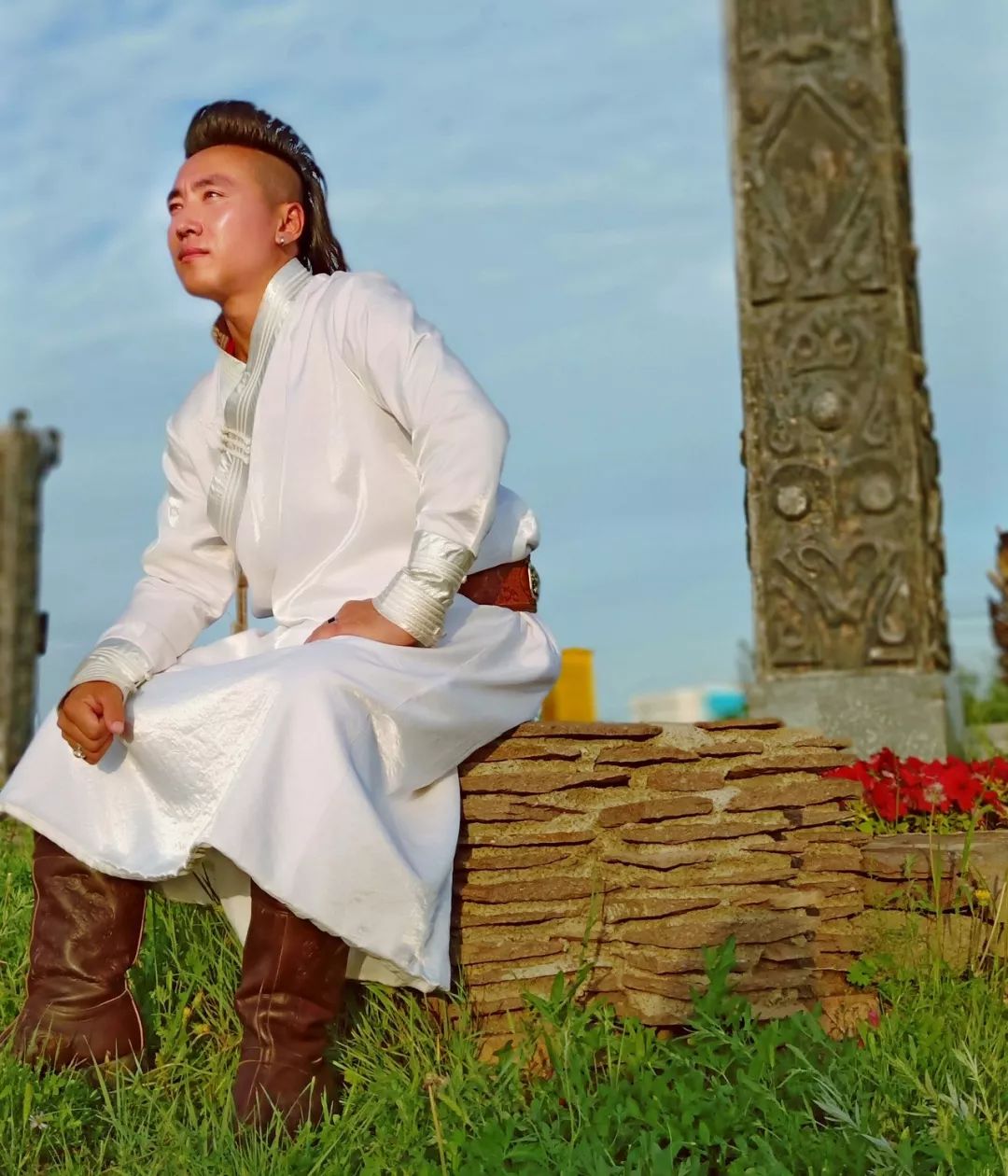苏艺拉  蒙古族青年男歌手兼马头琴手兼键盘手 2010年参加cctv-3星光