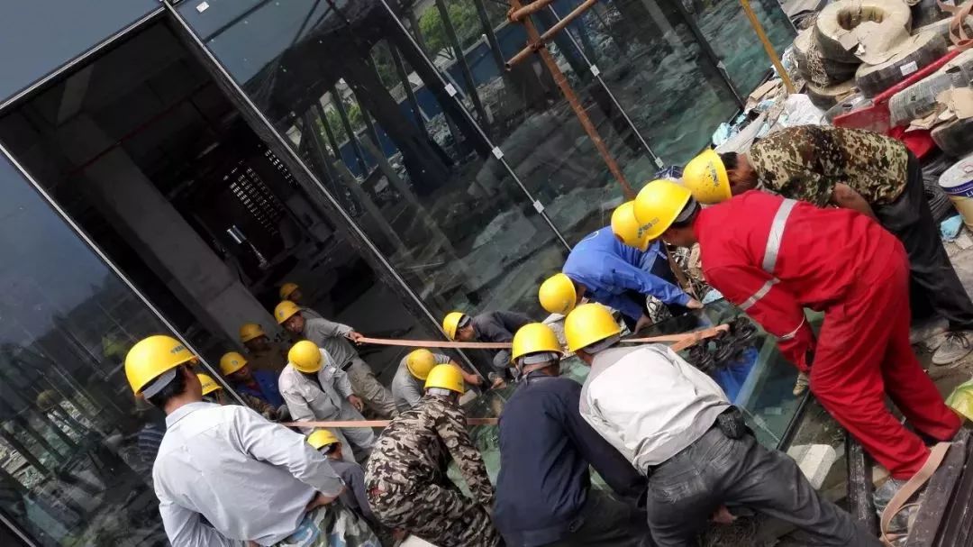提升安装作业安全性曼尼通玻璃幕墙安装解决方案引领行业