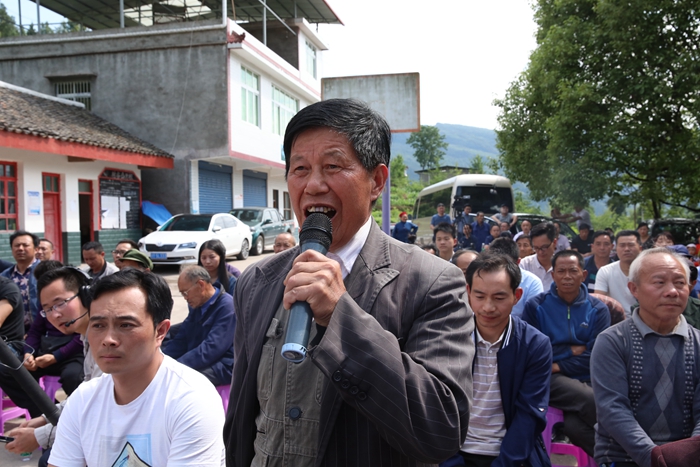 针对群众代表提出的尖锐问题,时任玉坪寨村党支部书记罗兴光在现场