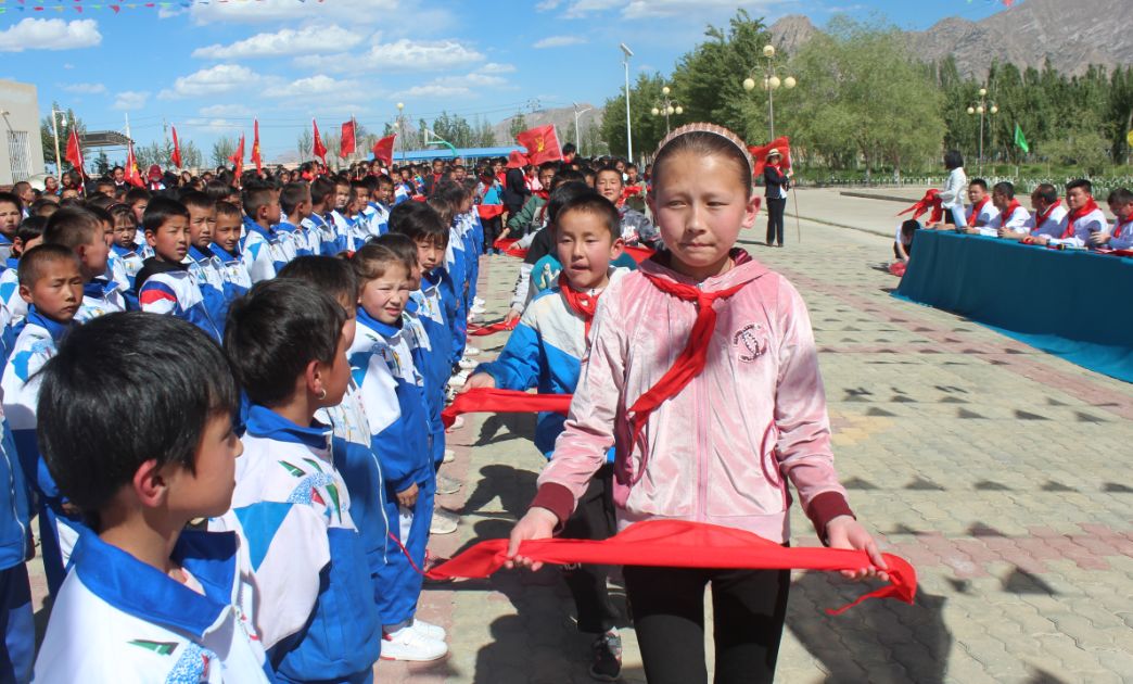 5月30日,阿合奇县哈拉奇乡希望小学在党支部的指导下,学校少先大队部