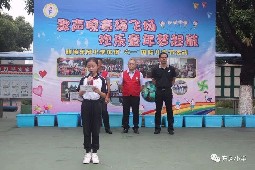 在简单而庄重的升旗仪式上,学生代表黄煜在国旗下讲话,感谢了村委会