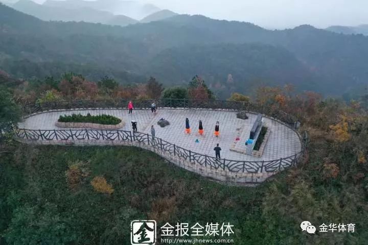 头顶东阳城脚踏天空东阳东岘峰有群快乐的山顶倒立人