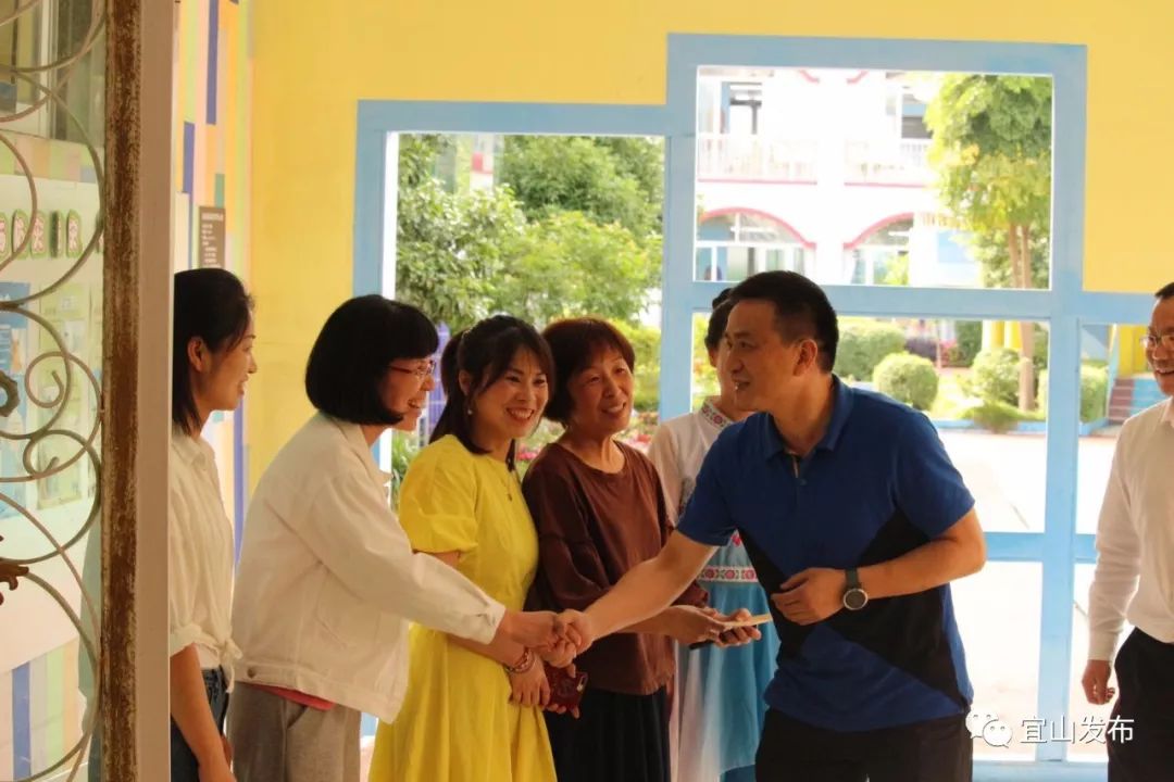 5月29日,在"六一"儿童节到来之际,镇委书记陈国子,镇长郑永久,副镇长