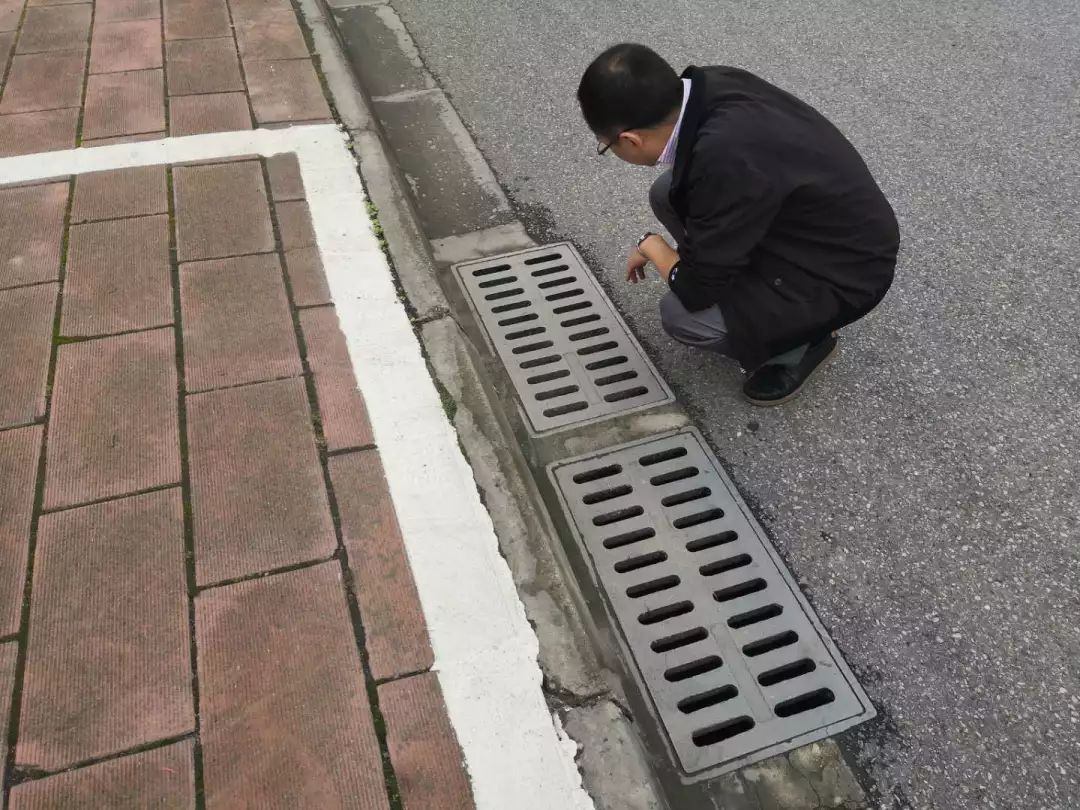 局防汛指挥部为应对汛期突发情况,组建执法市容,园林绿化,市政设施