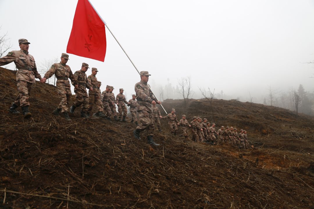 【这是我军排雷兵独创的"手拉手"移交雷场方式,旨在用这一方式告诉