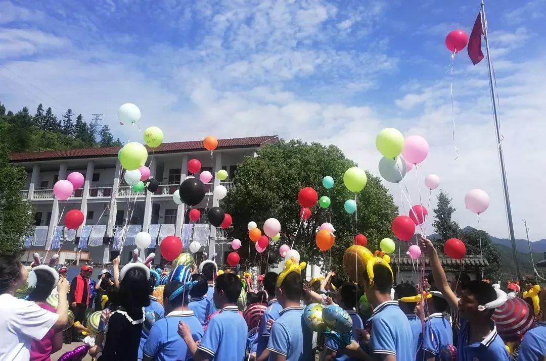 学生志愿者和永盛驾校爱心团队共八十余人,前往开化培智学校开展"迎
