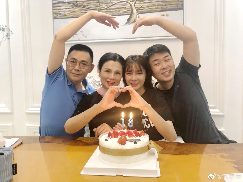 儿童节沈梦辰为父母做饭,一个小细节暴露了男