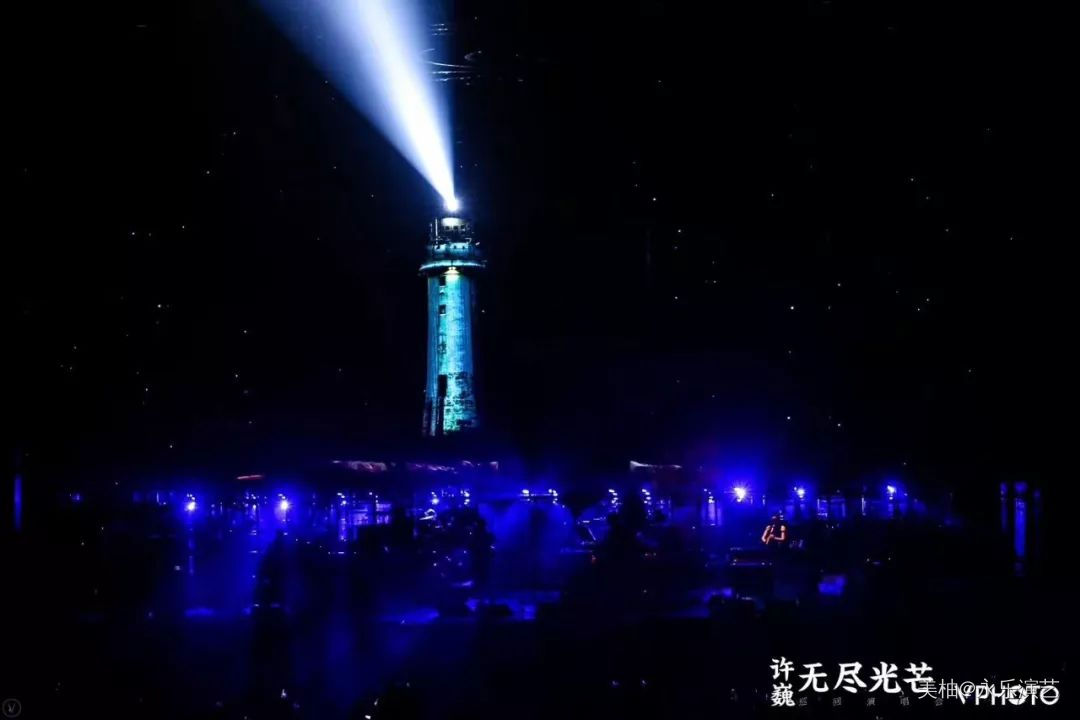 随后一束无比真实的光芒从灯塔顶端的探照灯射向远处,仿佛在为夜里