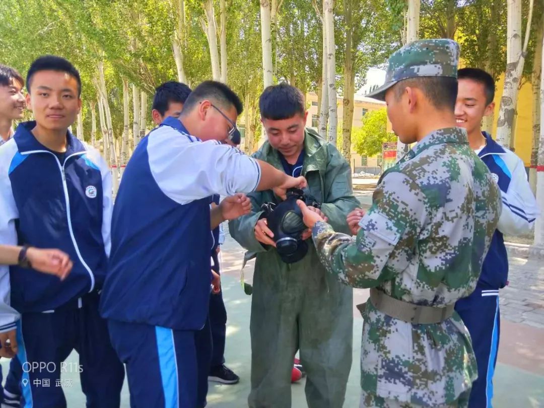 感受军魂河西成功学校组织学生走进武威炮兵学校