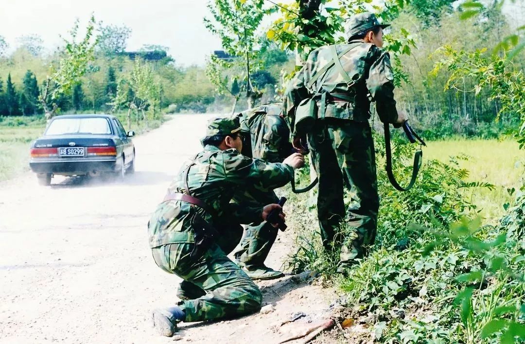 同时,沿陈泰恒逃跑的线路进行循线走访,组织了1200余名公安民警,武警