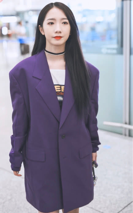 孟美岐紫色超大西装搭配黑色丝袜,这鞋底也太高了吧!