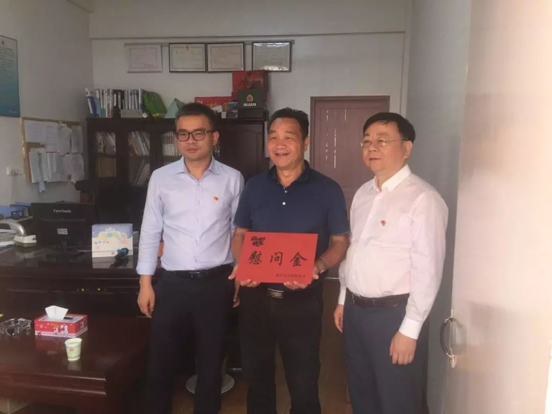 钱学勤在东北师范大学南湖实验学校,嘉兴市实验小学科技城校区慰问