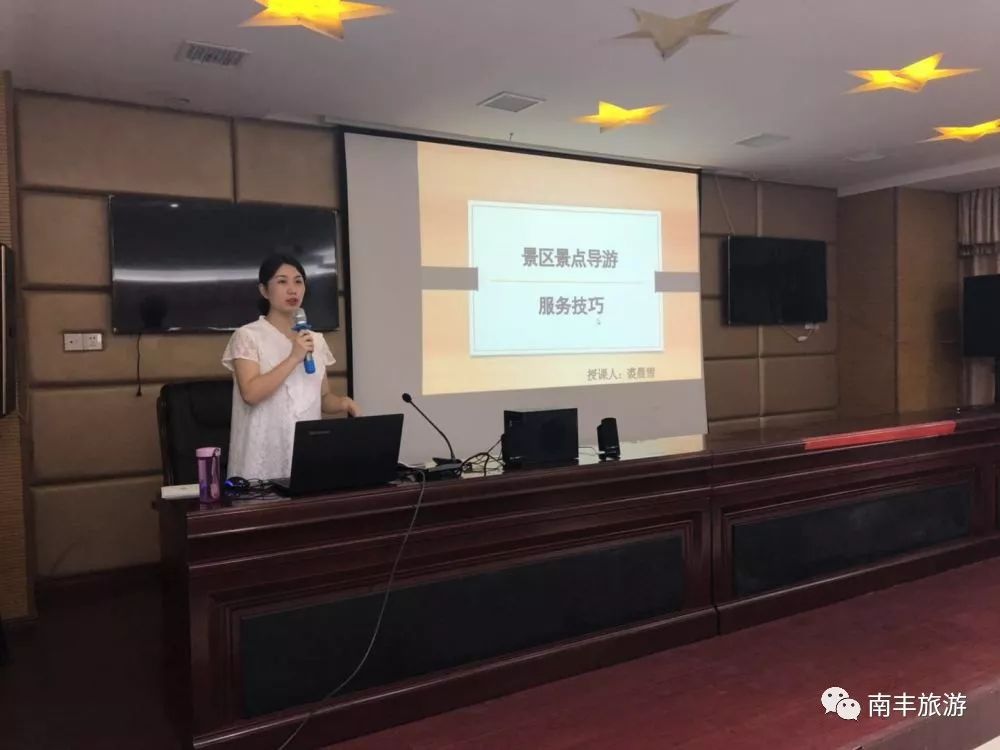 有味,认真做着笔记,时不时对老师提出的互动性问题进行探究,释疑解惑