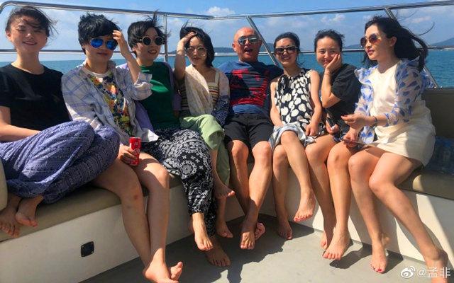 7名美女围绕着他,孟非表现得特别开心,戴着墨镜笑得合不拢嘴.