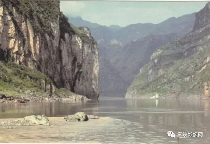 陡峭的崆岭峡船进崆岭峡上个世纪八十年代的崆岭峡《秭归县志》插图)