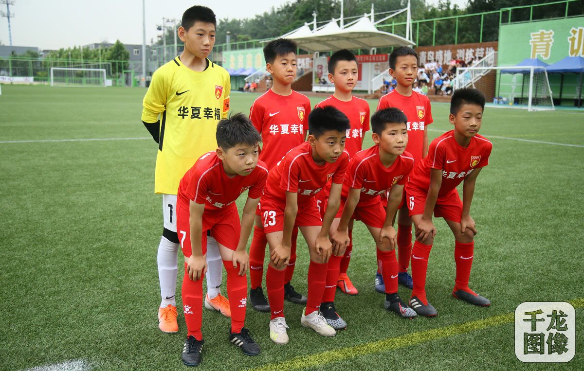 2019中韩足球少年绿茵场上过六一高鑫青训基地切磋球技比高低