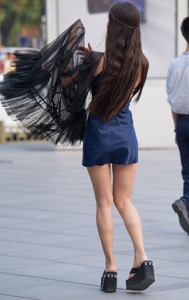 遇见宝蓝色吊带短裙装美女小姐姐在拍照