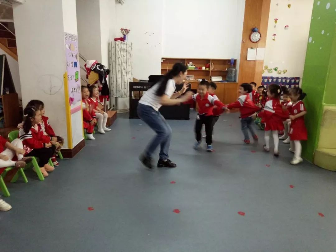 "喜迎六—,快乐游园"——步行街幼儿园"六一""活动