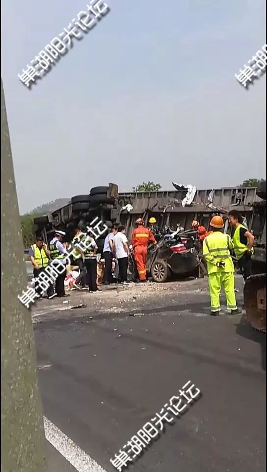 现场视频突发芜合高速巢湖车祸场面吓人一轿车被两辆大货车严重挤压车