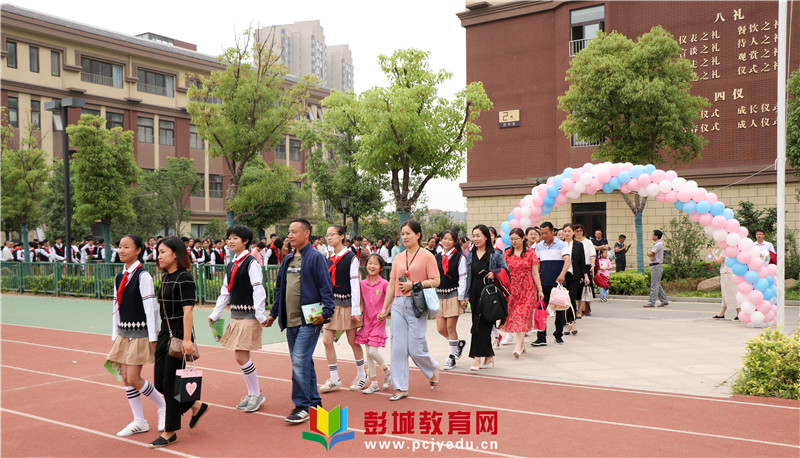 徐州市大学路实验学校隆重举行起航2019跨越成长仪式