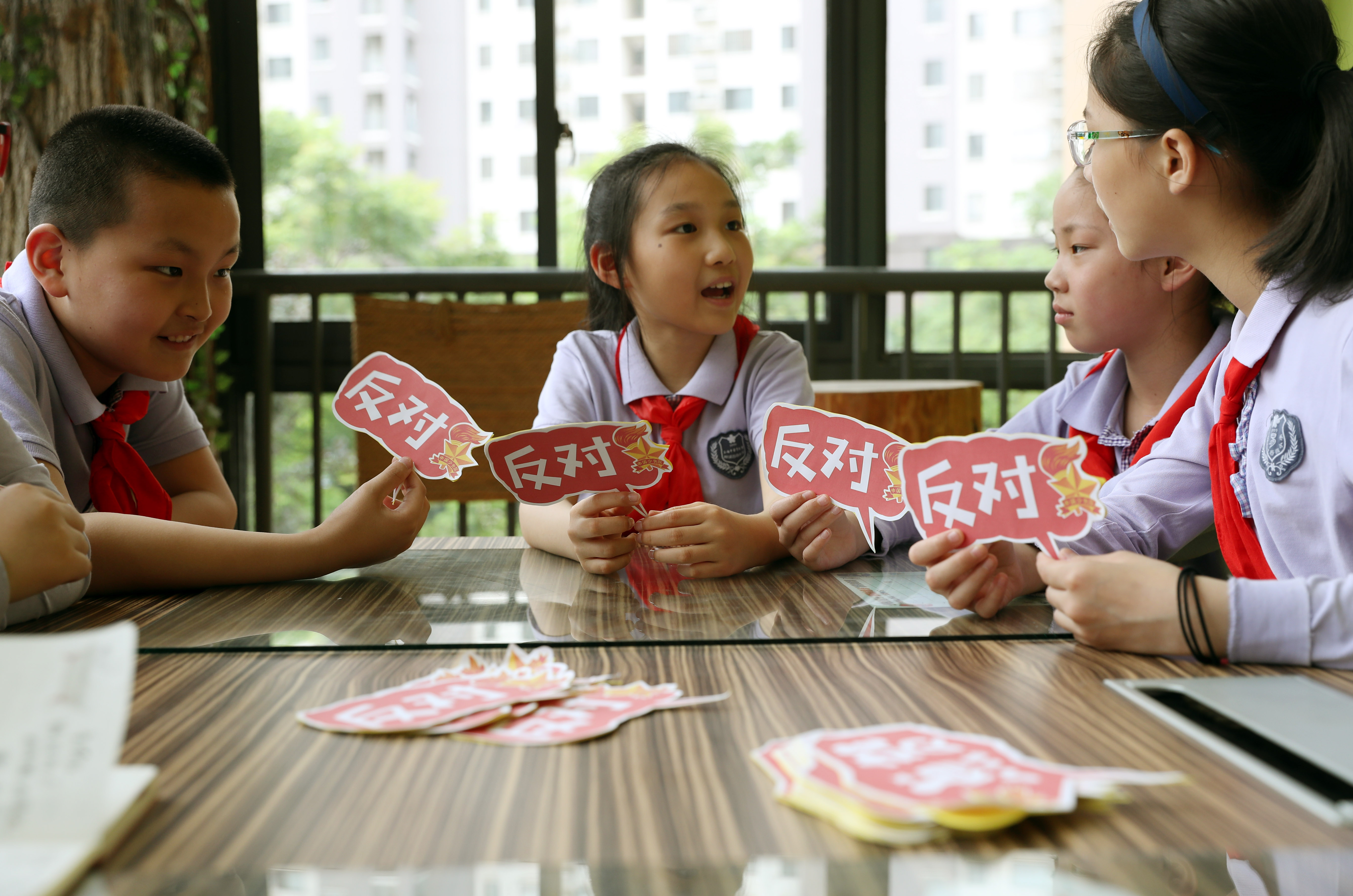 上海有小学生倡议:父母不要过度"晒"娃 希望获得更多陪伴