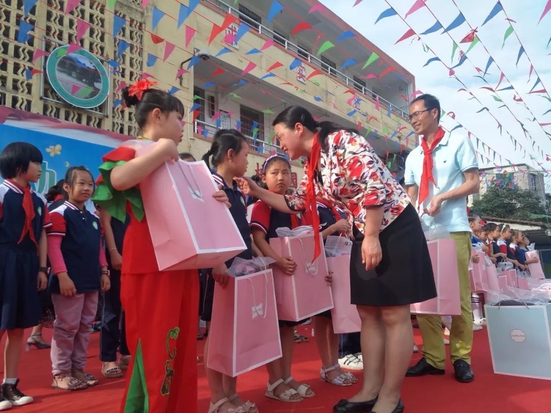 城厢区延寿小学▲市总工会党组书记,副主席彭鲤芳,城厢区委常委,组织