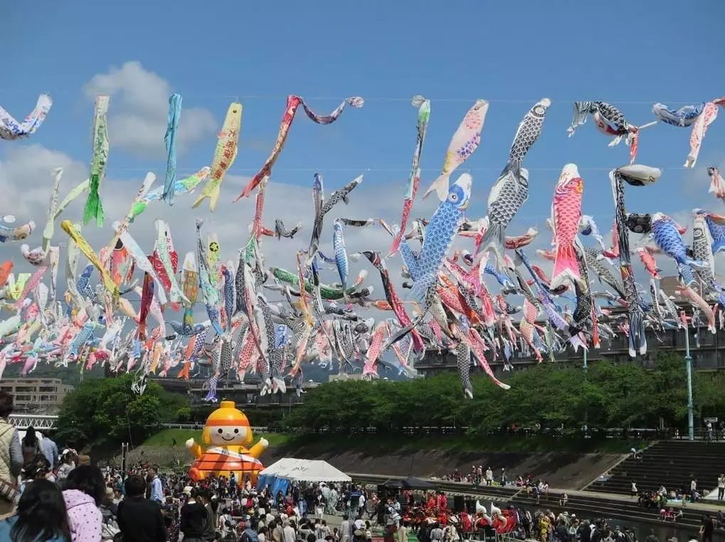 (日本儿童节的鲤鱼旗活动)