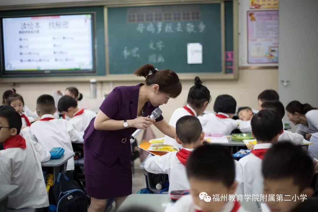 胡媛媛老师执教绘本读写统整课《母鸡萝丝去散步》.