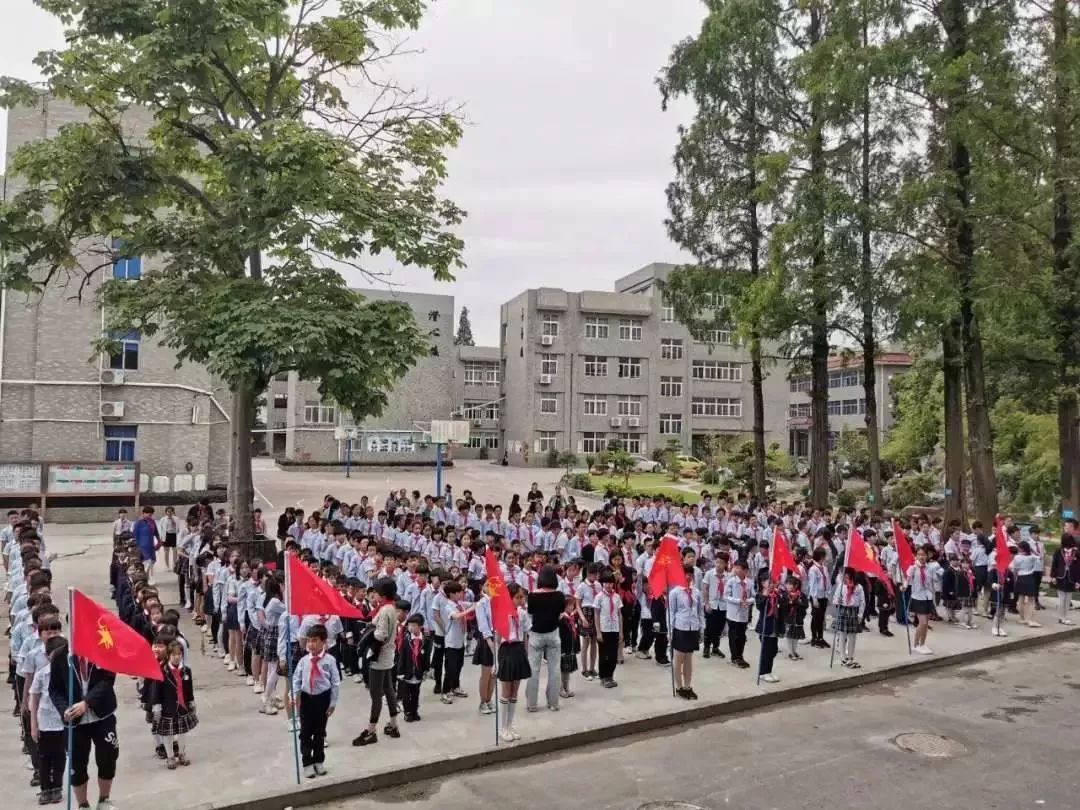 大溪小学入队仪式箬山小学入队仪式仪式前,观看"六一"前夕全市各校