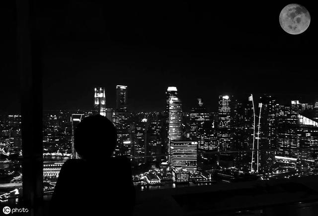 夜已深,你的思绪无处安放.